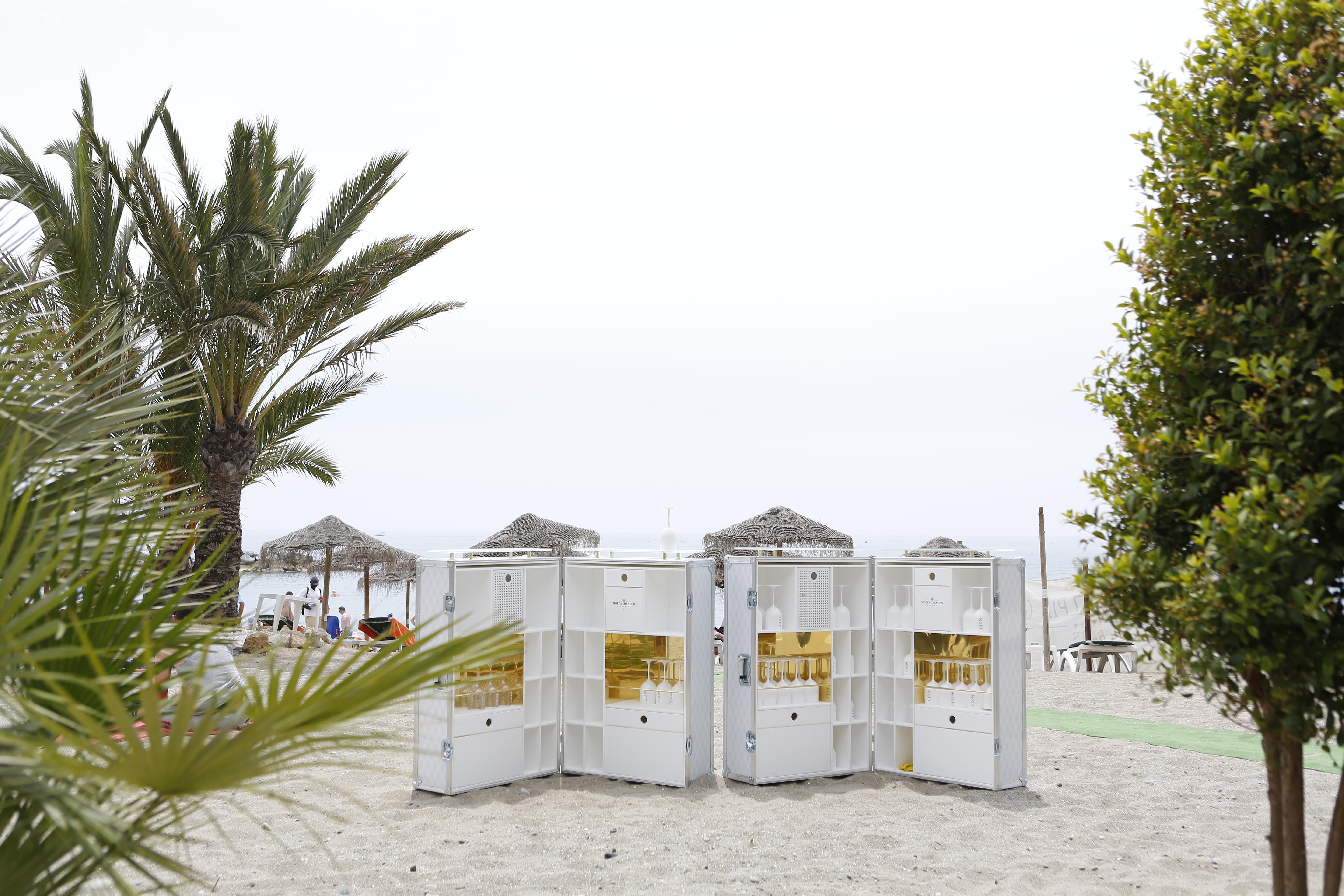 グラン ホテル グアダルピン バン マルベーリャ エクステリア 写真 Portable toilets on a beach