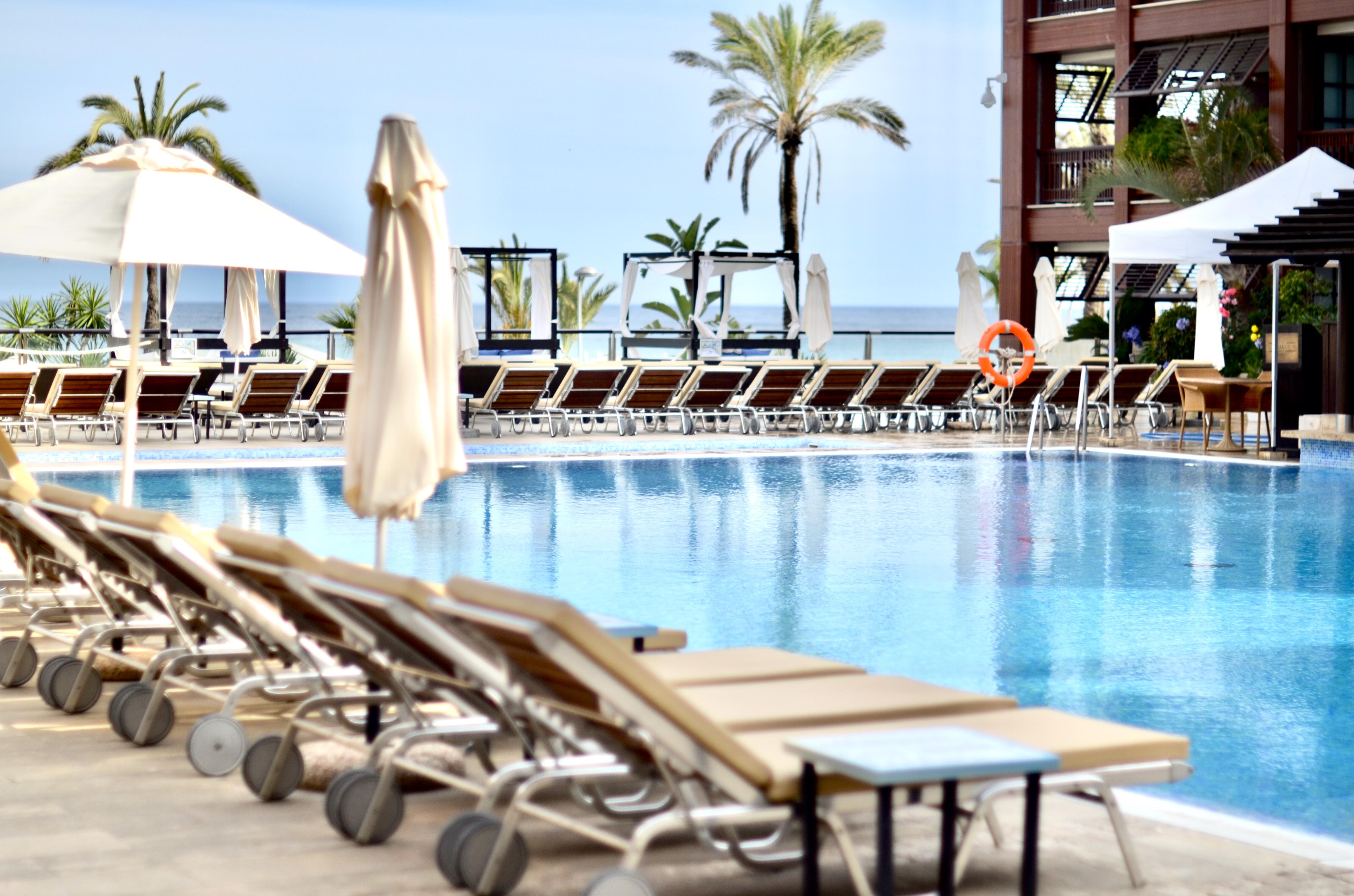 グラン ホテル グアダルピン バン マルベーリャ エクステリア 写真 Pool at the hotel