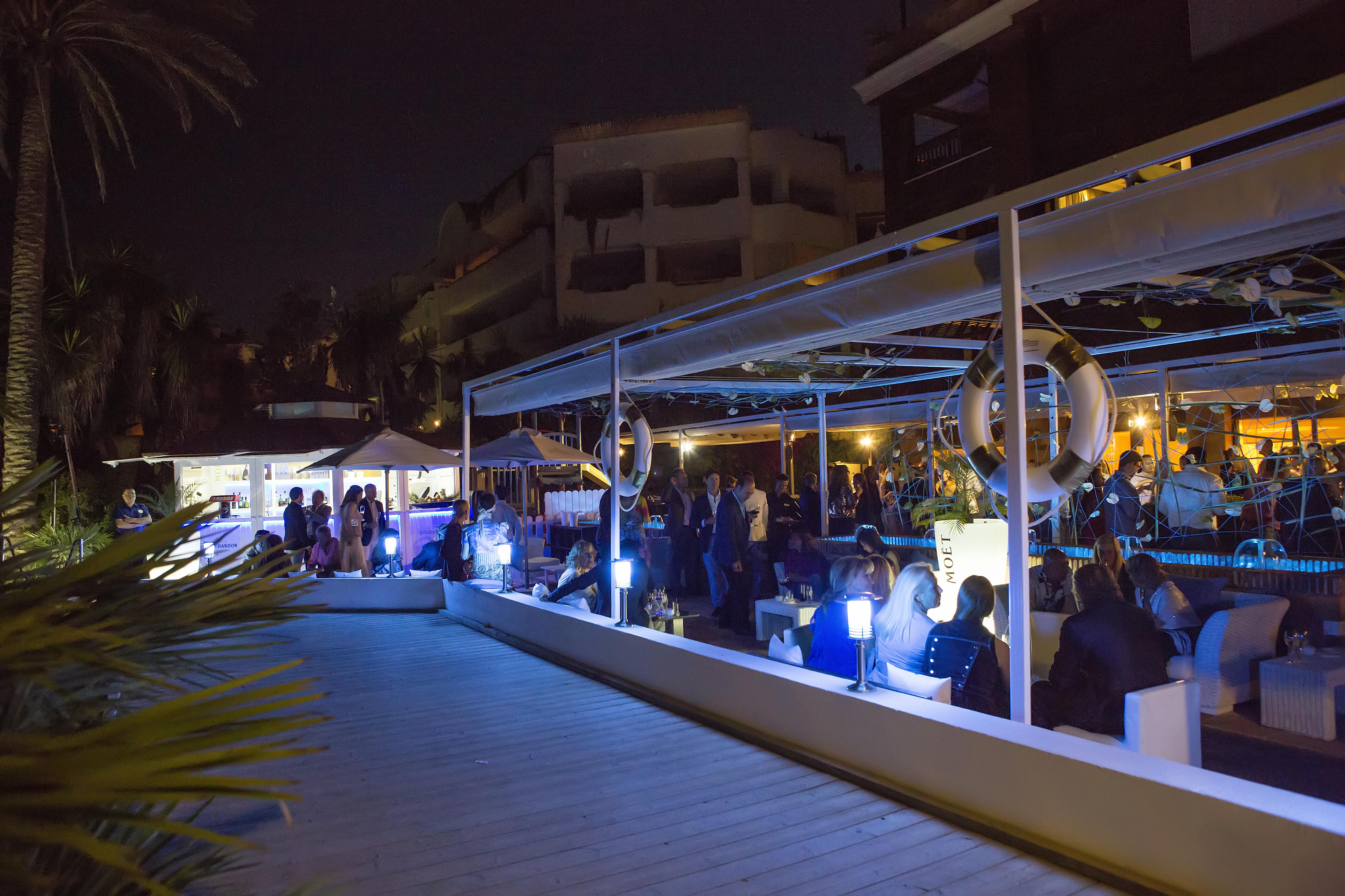グラン ホテル グアダルピン バン マルベーリャ エクステリア 写真 The bar at night