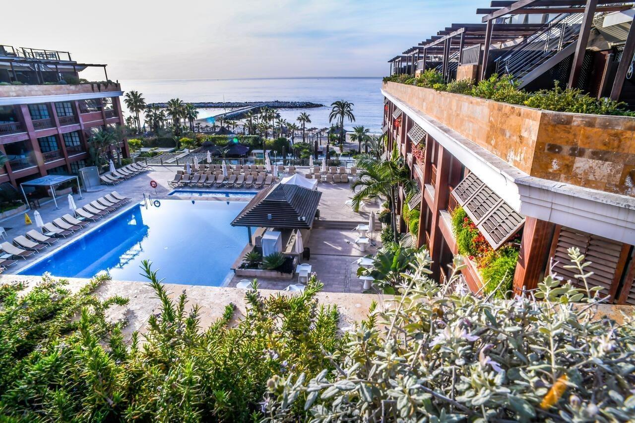 グラン ホテル グアダルピン バン マルベーリャ エクステリア 写真 The resort's pool area