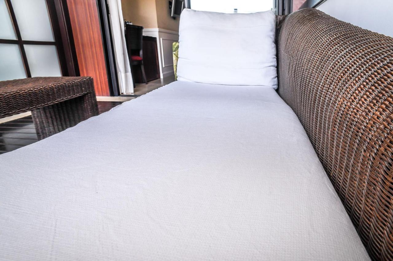 グラン ホテル グアダルピン バン マルベーリャ エクステリア 写真 A futon on a sofa