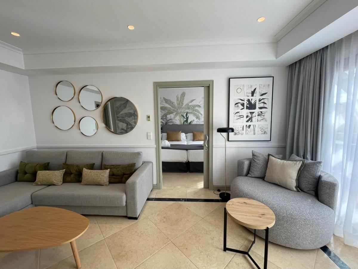 グラン ホテル グアダルピン バン マルベーリャ エクステリア 写真 A living room in a hotel suite
