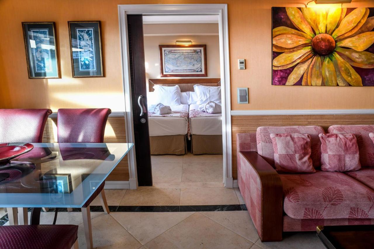 グラン ホテル グアダルピン バン マルベーリャ エクステリア 写真 A suite at the Hotel