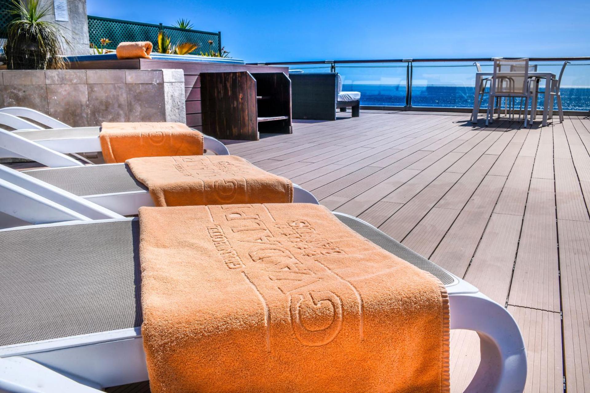 グラン ホテル グアダルピン バン マルベーリャ エクステリア 写真 The rooftop pool at the hotel