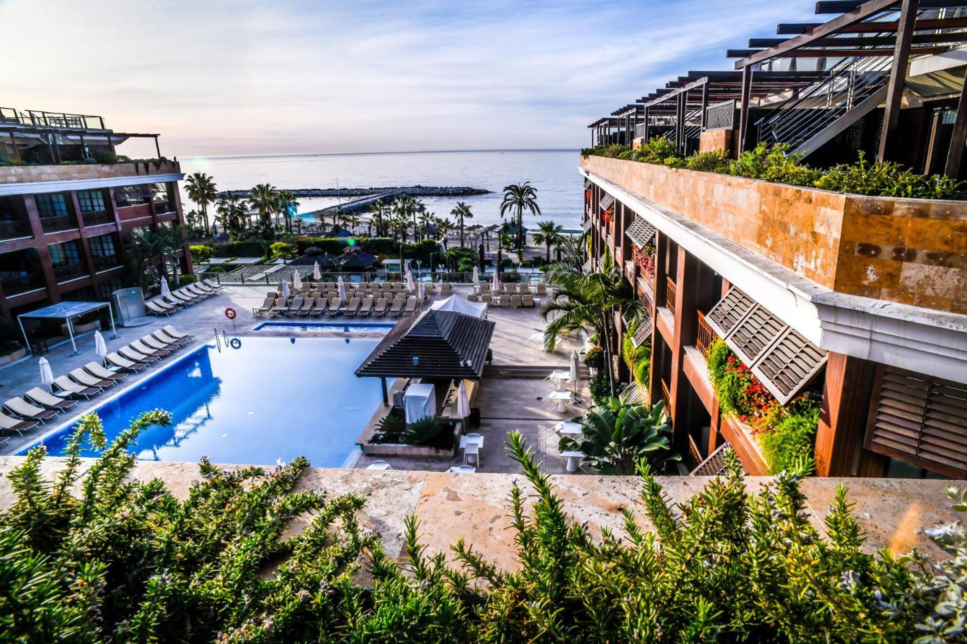 グラン ホテル グアダルピン バン マルベーリャ エクステリア 写真 The resort's pool area